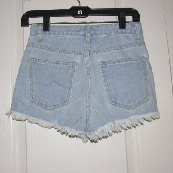 NWT PRETTYLITTETHING Light Wash Ripped Denim Shorts Size 0 - Picture 2 of 3